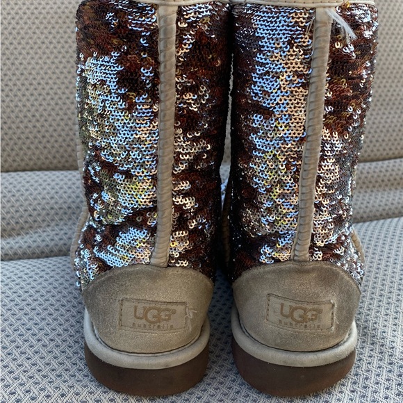 UGG AUSTRALIA CLASSIC SHORT SPARKLES BOOTIE - Picture 6 of 8
